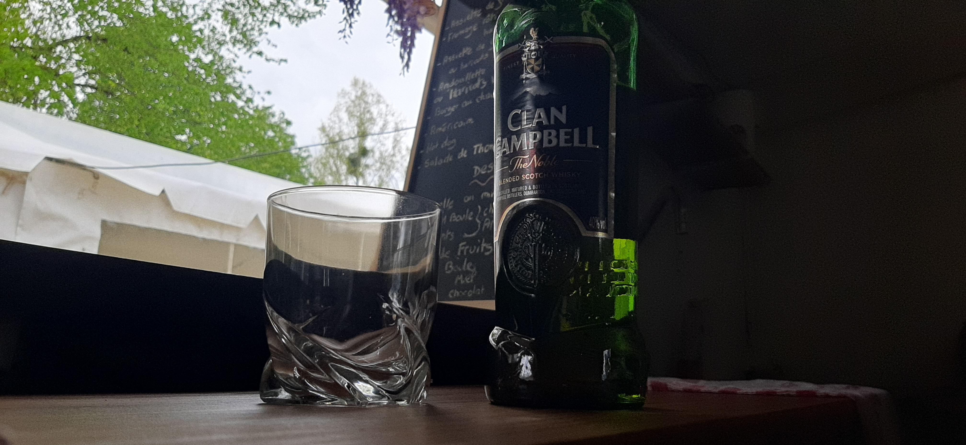 Photo d'une bouteille de Whisky Clan Campbell et un verre à Whisky